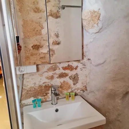 Anassa 8 Real Cave Chata