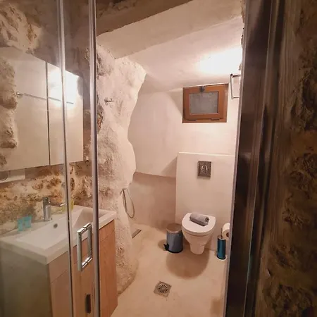 Anassa 8 Real Cave 山林小屋